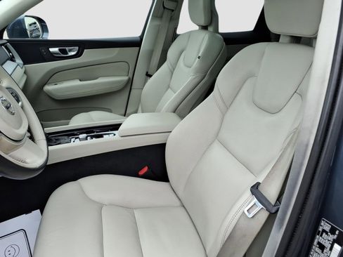 Used 2018 Volvo XC60 T6 Momentum w/ Convenience Package image 11