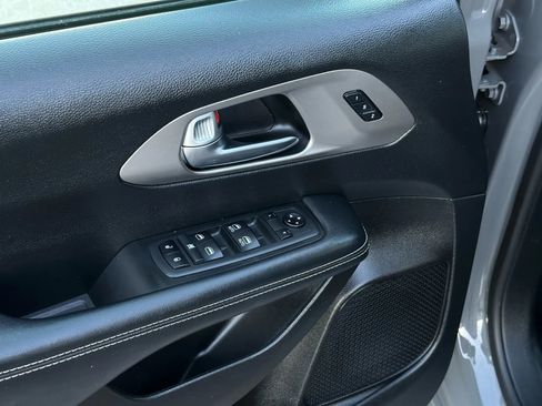 Used 2020 Chrysler Pacifica Touring-L w/ Advanced Safetytec Group image 12