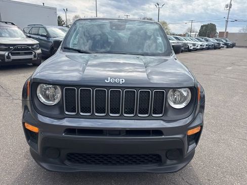 Used 2023 Jeep Renegade Latitude image 3