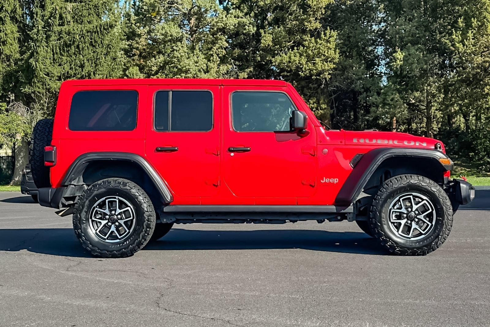 Used 2025 Jeep Wrangler Unlimited Rubicon AWD/4WD image 3