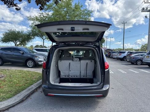 Used 2018 Chrysler Pacifica Touring-L image 17