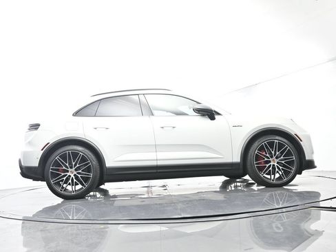 Certified 2025 Porsche Macan 4S Electric AWD/4WD image 49
