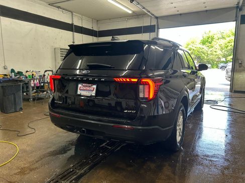 Used 2025 Ford Explorer Active AWD/4WD image 6