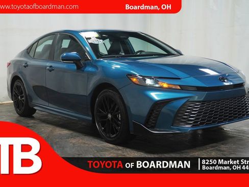 Certified 2025 Toyota Camry SE image 1