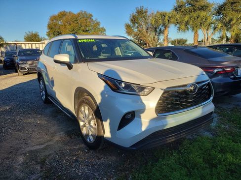 Used 2023 Toyota Highlander L image 2