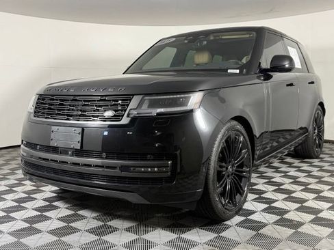 Used 2025 Land Rover Range Rover SE AWD/4WD image 2