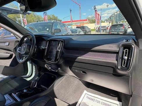 Used 2020 Volvo XC40 T4 R-Design image 21