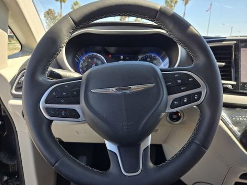 Used 2023 Chrysler Pacifica Touring-L image 24