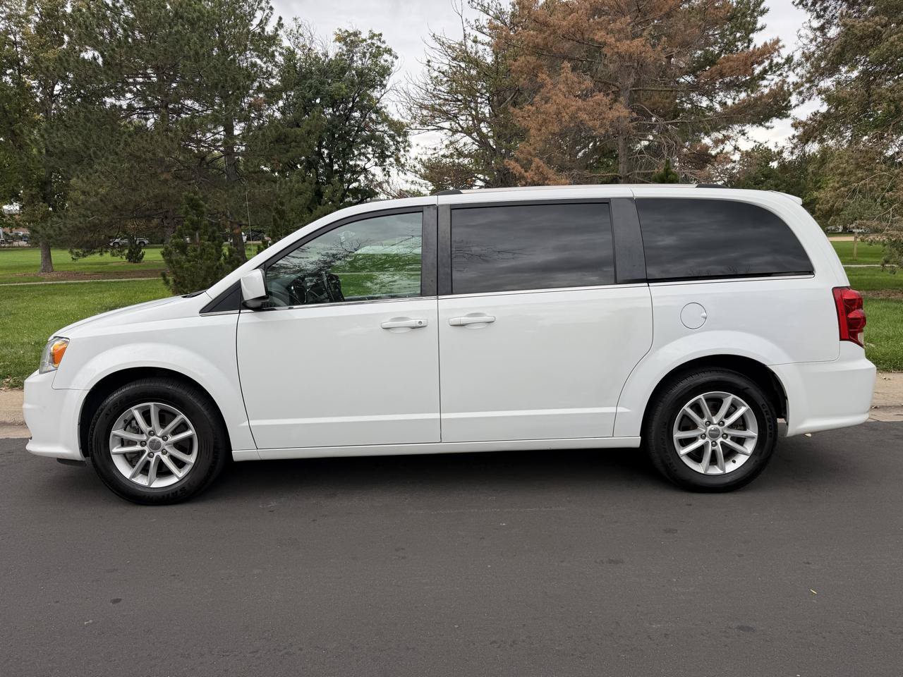 Used 2019 Dodge Grand Caravan SXT FWD image 2