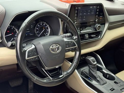 Used 2021 Toyota Highlander XLE image 18
