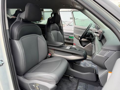 Used 2024 Kia EV9 Light Long Range RWD image 33