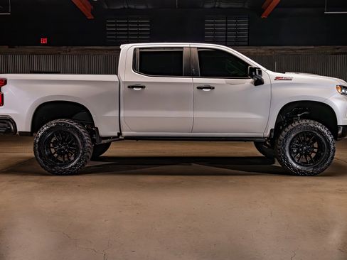 Used 2024 Chevrolet Silverado 1500 LT Trail Boss w/ LT Trail Boss Premium Package AWD/4WD image 11