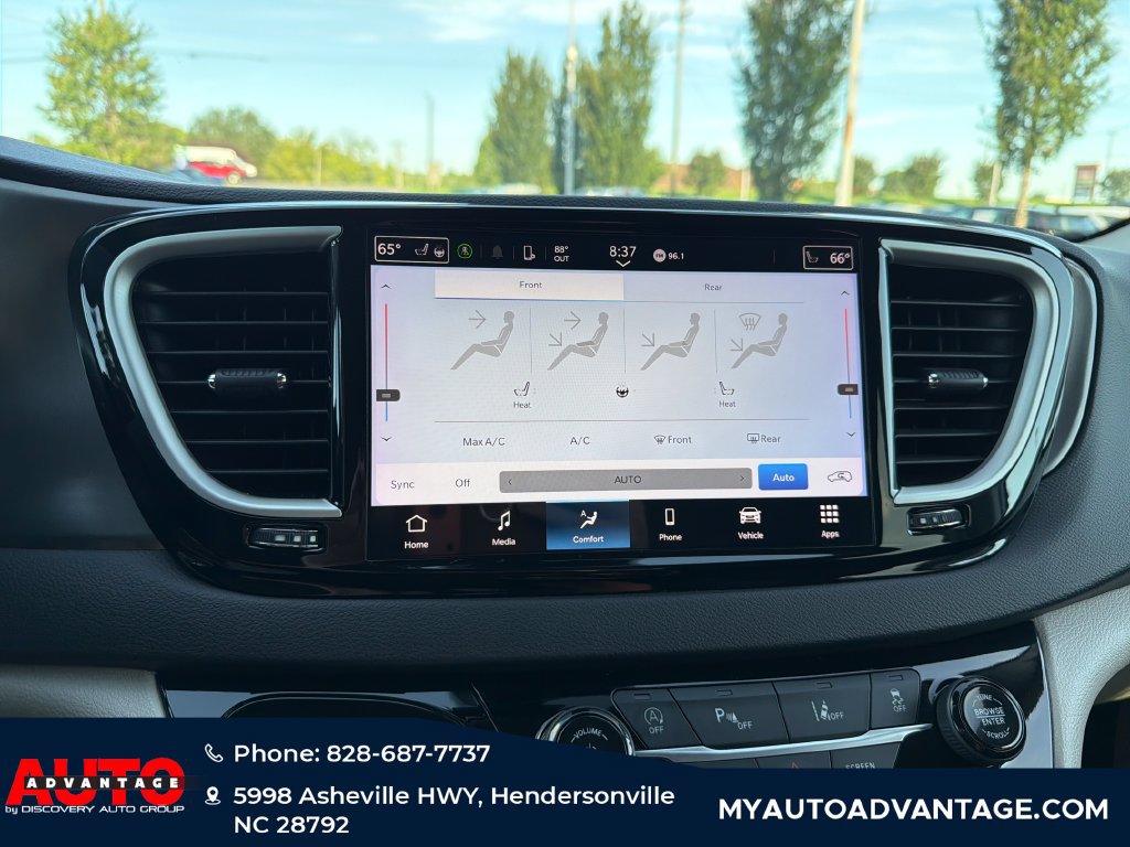 Used 2024 Chrysler Pacifica Touring-L FWD image 18