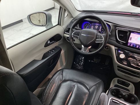 Used 2020 Chrysler Pacifica Touring-L Plus image 30