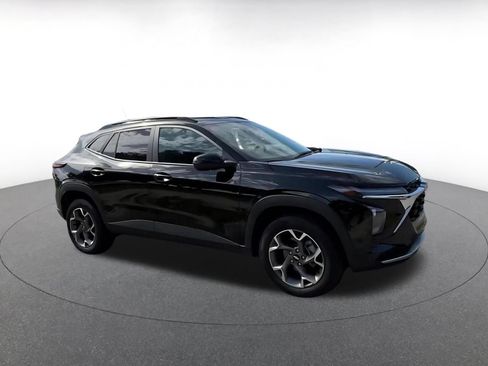 Used 2025 Chevrolet Trax LT w/ LT Convenience Package FWD image 2