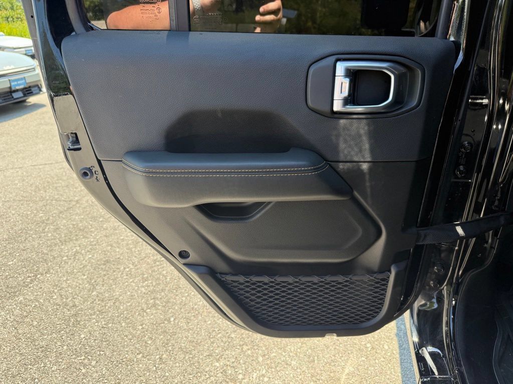 Used 2024 Jeep Wrangler Unlimited Sahara w/ Technology Group AWD/4WD image 9