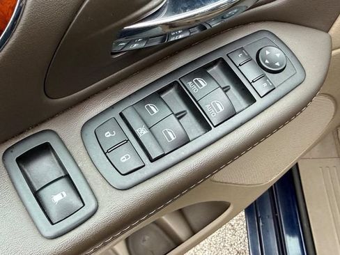 Used 2014 Chrysler Town & Country Touring FWD image 19