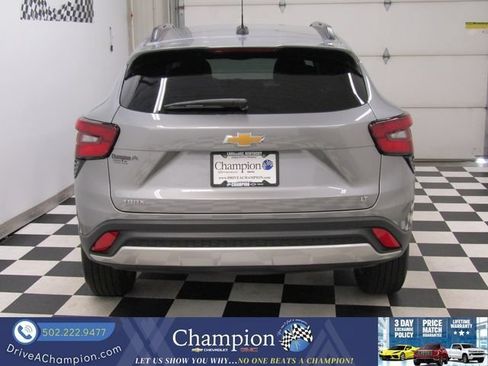 Certified 2025 Chevrolet Trax LT FWD image 10