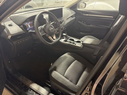 Used 2023 Nissan Altima 2.5 SV w/ SV Premium Package image 9