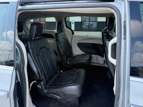 Used 2020 Chrysler Pacifica Touring-L Plus FWD image 27