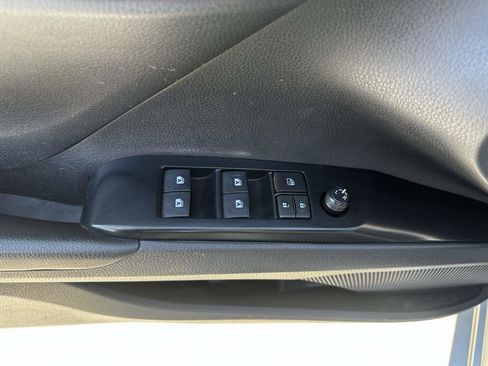 Used 2018 Toyota Camry LE image 11