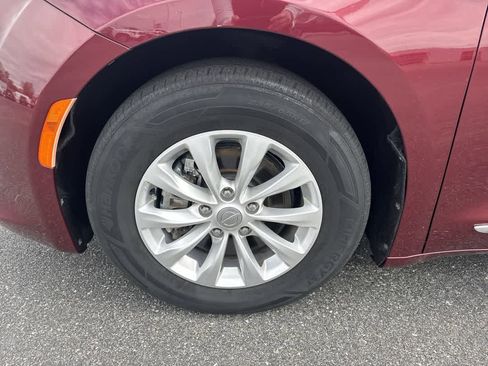 Used 2017 Chrysler Pacifica Touring-L image 10