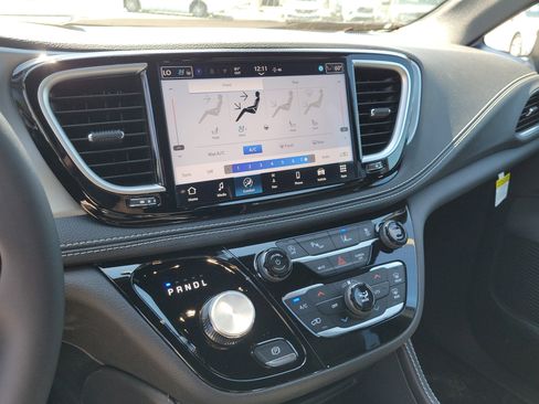 New 2026 Chrysler Pacifica Limited w/ Trailer Tow Group image 18