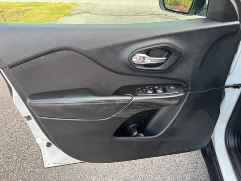 Used 2015 Jeep Cherokee Latitude w/ Cold Weather Group image 39