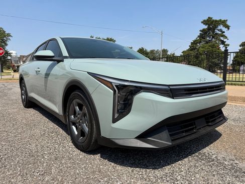 Used 2025 Kia K4 FWD image 2