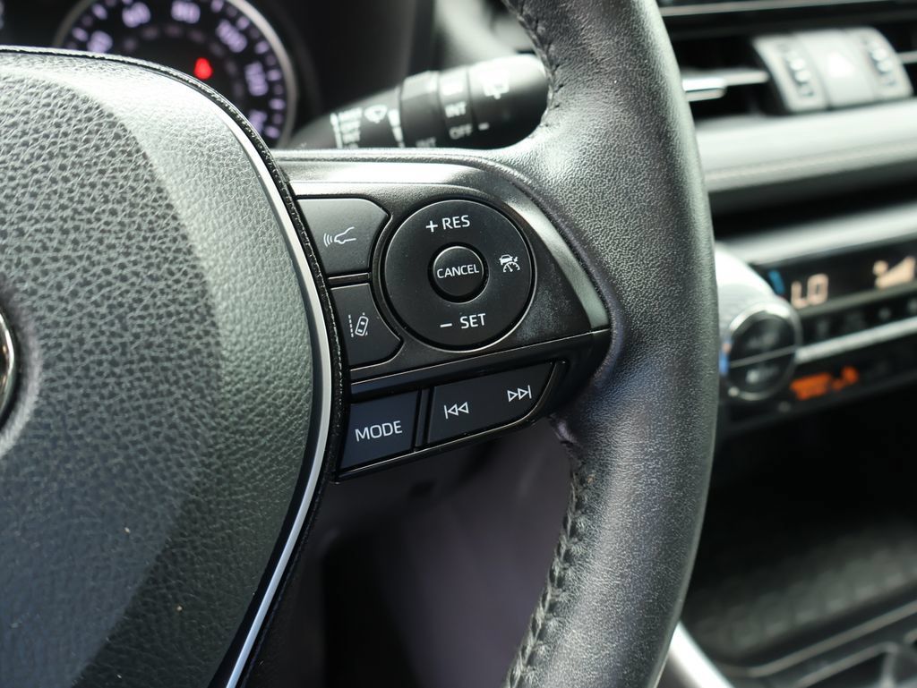 Used 2020 Toyota RAV4 XLE Premium FWD image 35