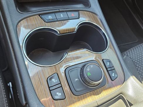 Used 2023 GMC Acadia SLE w/ Driver Convenience Package FWD image 25