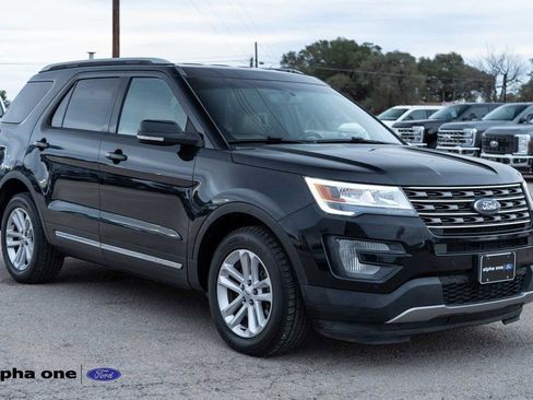 Used 2017 Ford Explorer XLT w/ Equipment Group 202A image 3