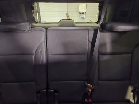 Used 2023 Chevrolet Suburban LT w/ Luxury Package image 13