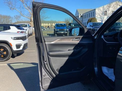 New 2025 Jeep Grand Cherokee Altitude image 22