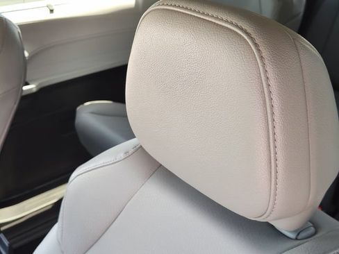 Used 2025 Toyota Sienna XLE FWD image 13