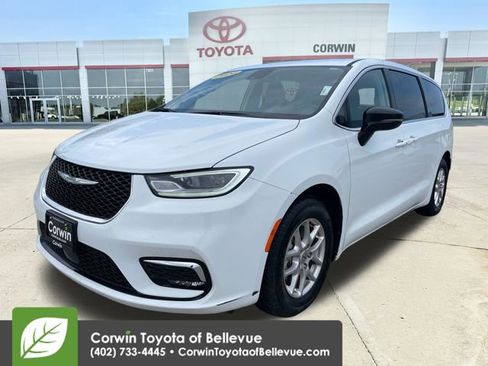 Used 2024 Chrysler Pacifica Touring-L FWD image 7