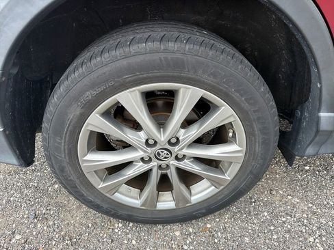 Used 2018 Toyota RAV4 Limited FWD image 18
