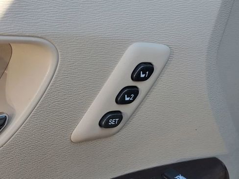 Used 2015 Toyota Venza XLE image 9