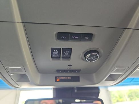 Used 2015 Chevrolet Tahoe LTZ AWD/4WD image 24