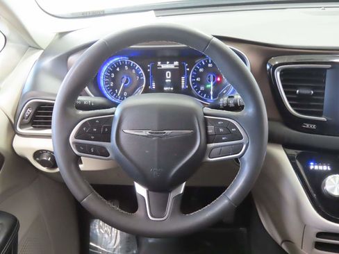 Used 2022 Chrysler Voyager LX image 9