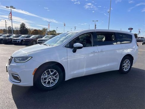 Used 2023 Chrysler Pacifica Touring-L image 3