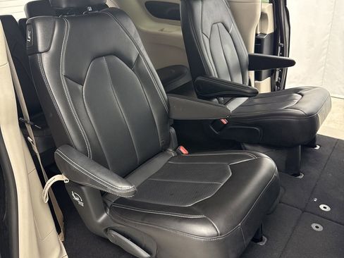 Used 2023 Chrysler Pacifica Touring-L FWD image 30