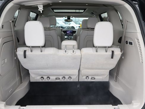 Used 2020 Chrysler Pacifica Limited image 20