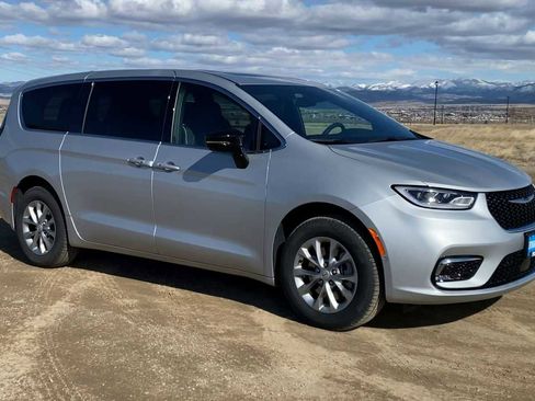 New 2026 Chrysler Pacifica Limited image 2