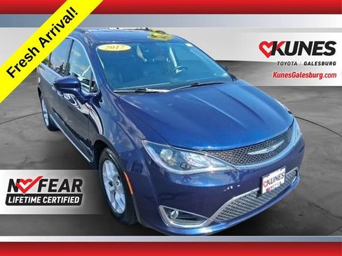 Used 2017 Chrysler Pacifica Touring-L w/ Tire & Wheel Group FWD image 1