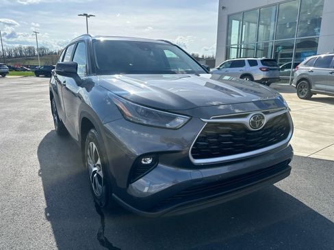 Used 2023 Toyota Highlander XLE AWD/4WD image 2