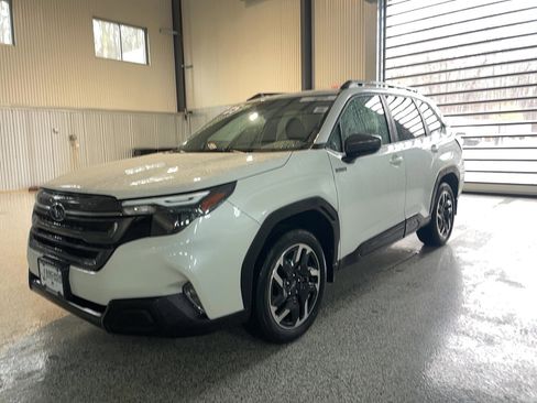 Used 2025 Subaru Forester Premium image 3