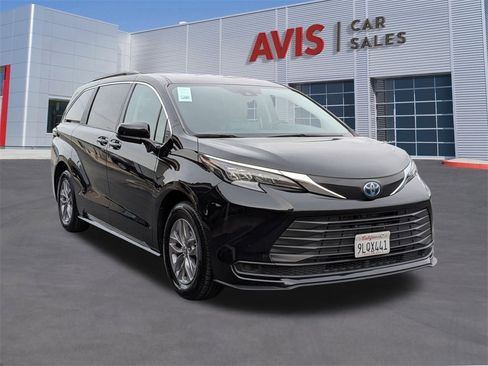 Used 2024 Toyota Sienna LE image 3