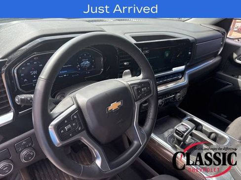 Used 2025 Chevrolet Silverado 1500 LT image 3
