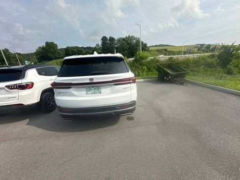 Used 2025 Buick Enclave Preferred AWD/4WD image 27